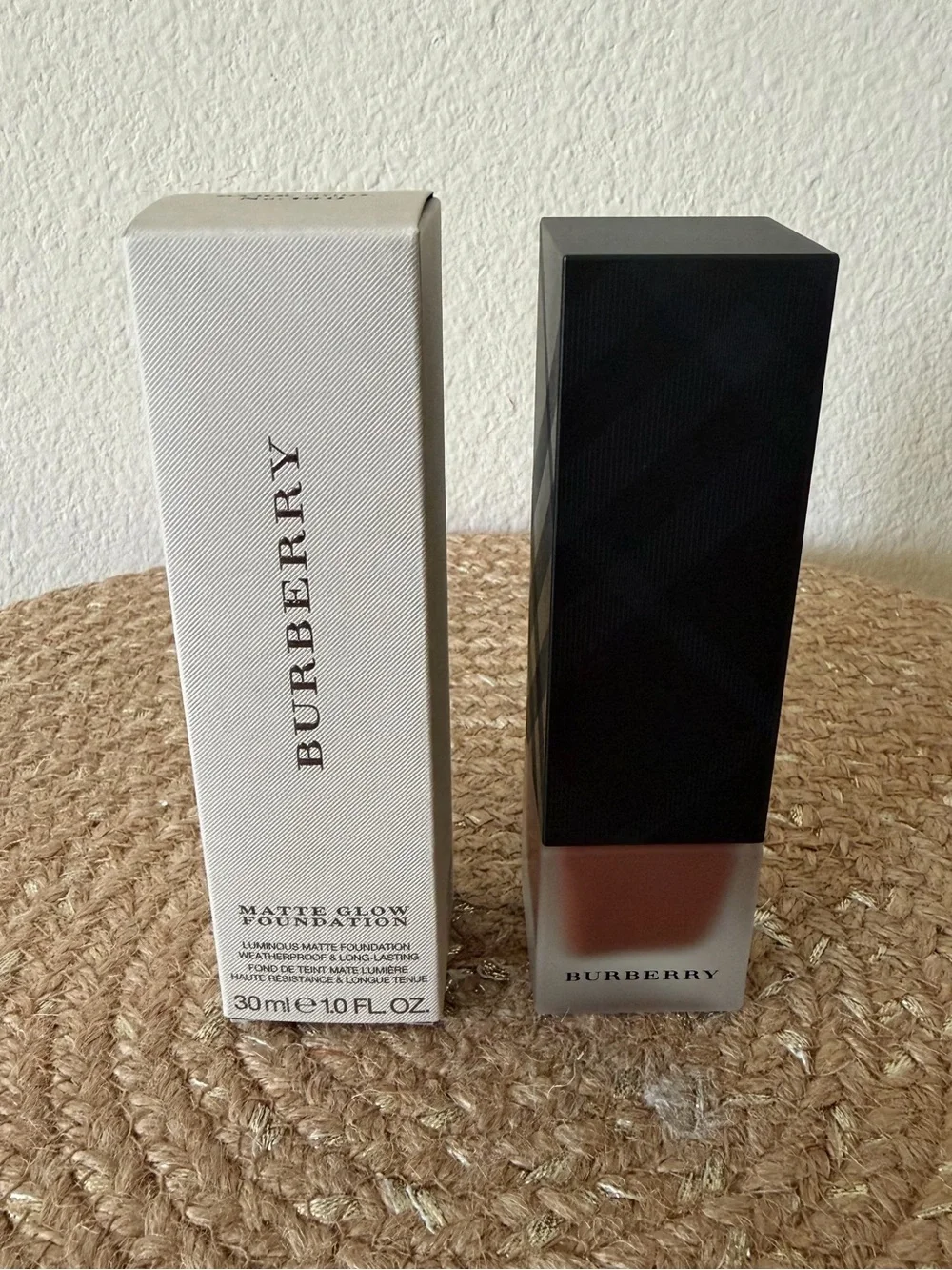 Burberry Matte Glow Foundation Dark Cool No. 140